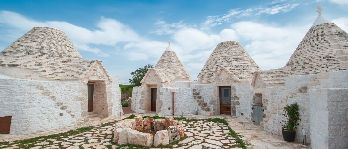 Corte di trulli restaurata dell'agriturismo Masseria Dirupo a Noci, Puglia